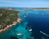 Navigare tra le acque cristalline e scoprire cosa vedere alla Maddalena a piedi, tra calette nascoste e panorami mozzafiato.