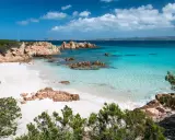 Spiaggia bianca, rocce rosse e mare cristallino: un sogno per chi cerca dove andare al mare a settembre spendendo poco.