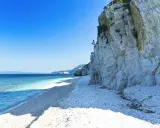 Scogliera bianca a picco sul mare cristallino, un angolo di paradiso tra le spiagge più belle dell'Isola d'Elba.