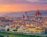 Firenze al tramonto: la cupola del Duomo e Palazzo Vecchio. Ideale per scoprire cosa fare a Firenze weekend.