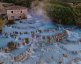 Cascate naturali con acqua azzurra e vapore, un luogo idilliaco per godersi le terme di Saturnia gratis.