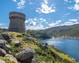 Torre del Compagno, un must tra le cose da vedere a Capraia, domina il golfo azzurro e il borgo colorato.