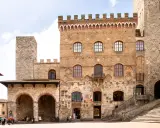 Piazza della Cisterna a San Gimignano: cosa vedere in mezza giornata. Torri medievali, palazzi storici e scorci suggestivi.