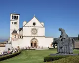 Statua equestre davanti alla Basilica di San Francesco, ideale per chi ama visitare Assisi a piedi.
