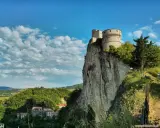 Fortezza di San Leo, Emilia Romagna, domina la roccia con un panorama mozzafiato.
