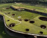 Cantine da visitare in Toscana: un'architettura unica che si fonde con i vigneti, con pozzi circolari che conducono al sottosuolo.