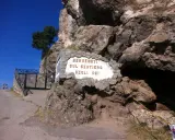 Benvenuti sul Sentiero degli Dei, un'antica via tra rocce e cielo azzurro.