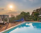 Piscina e lettini in una delle splendide tenute in Toscana al tramonto.