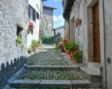 Un vicolo fiorito nel subiaco centro storico, con scalini in pietra e case antiche.