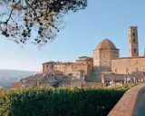 Panoramica di Volterra con la cupola e il campanile in pietra, ideale per scoprire cosa vedere a Volterra in mezza giornata.