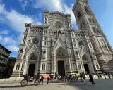 Carrozze trainate da cavalli davanti al Duomo di Firenze, un'ottima occasione per un free tour Firenze.