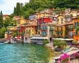 Colorate case affacciate su un lago azzurro, un angolo di pace vicino Milano.