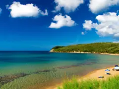 Spiaggia dorata e acque cristalline, un angolo di paradiso tra i mari della Toscana.