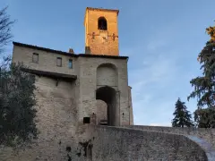 Torre campanaria e mura di Montegridolfo cosa vedere: un borgo medievale incantevole.