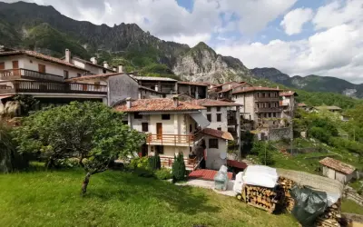 Un incantevole villaggio di borghi medievali friulani, incastonato tra montagne imponenti e verdi colline.