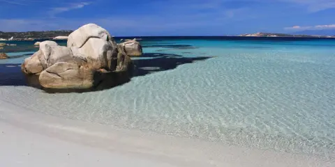 Spiagge La Maddalena raggiungibili a piedi: sabbia bianca, rocce granitiche e acque cristalline turchesi. Un paradiso naturale.