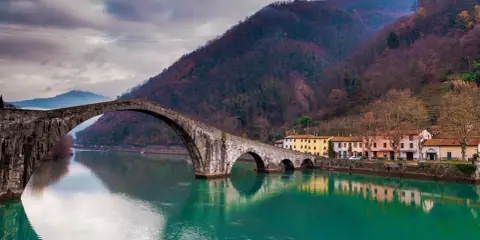 Ponte del Diavolo, un'idea per cosa vedere a Lucca e dintorni in 3 giorni. Case colorate e fiume smeraldo.
