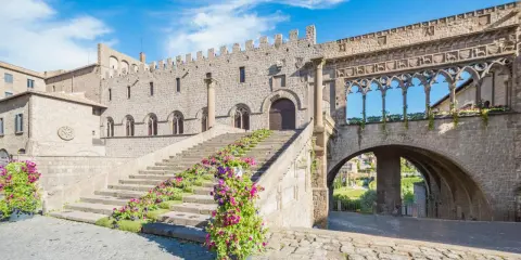 Viterbo cosa vedere in un giorno: la scalinata fiorita del Palazzo dei Papi, con il suo suggestivo loggiato, è un must per ogni visita.
