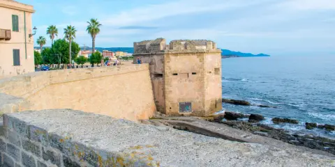 Torre medievale e mura sul mare, un'idea di cosa vedere ad Alghero in 3 giorni.