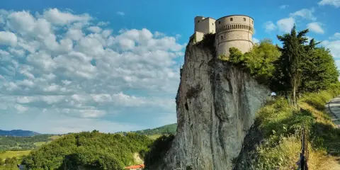 Fortezza di San Leo, Emilia Romagna, domina la roccia con un panorama mozzafiato.