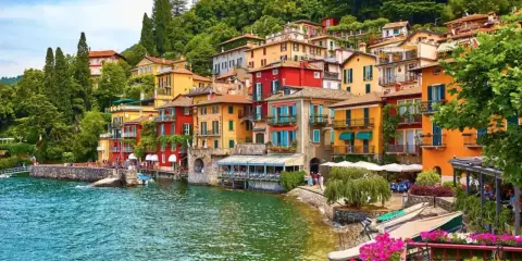 Colorate case affacciate su un lago azzurro, un angolo di pace vicino Milano.