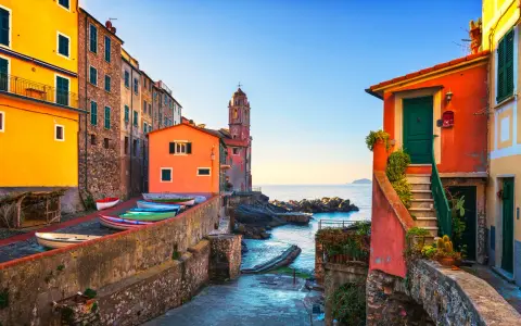 Colorate case liguri affacciate sul mare, barche colorate e un campanile. Un angolo di entroterra ligure levante da visitare, pieno di fascino.