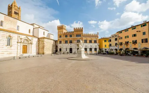 Piazza del Popolo a Grosseto: Duomo, Palazzo Aldobrandeschi e statue. Ideale per scoprire cosa vedere a Grosseto in un giorno.