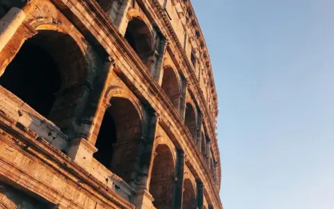 Il Colosseo illuminato dal sole, un'icona imperdibile per chi visita Roma in 2 giorni.
