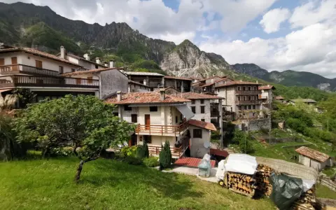 Un incantevole villaggio di borghi medievali friulani, incastonato tra montagne imponenti e verdi colline.
