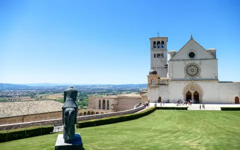 Statua equestre e Basilica di San Francesco, un must per chi cerca cosa fare ad Assisi.
