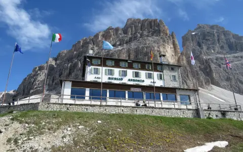Rifugio Auronzo, uno dei rifugi in Veneto, si erge maestoso sotto le imponenti Tre Cime di Lavaredo.
