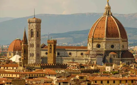 Il Duomo di Firenze, con la cupola del Brunelleschi e il Campanile di Giotto, è un simbolo di cosa vedere assolutamente a Firenze.