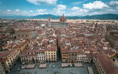 Vista aerea di Firenze con il Duomo e campanile. Quanti giorni per visitare Firenze? Almeno 3 per godersi la bellezza.