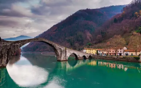 Ponte del Diavolo, un'idea per cosa vedere a Lucca e dintorni in 3 giorni. Case colorate e fiume smeraldo.