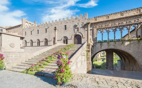Viterbo cosa vedere in un giorno: la scalinata fiorita del Palazzo dei Papi, con il suo suggestivo loggiato, è un must per ogni visita.