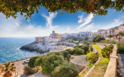 La Maddalena: cosa vedere in un giorno. Panoramica della costa con edifici bianchi e mare blu, un itinerario perfetto per una giornata.
