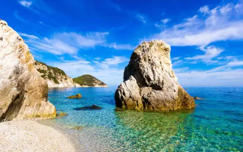 Scogliera imponente su un mare cristallino, un angolo di paradiso che sembra vicino a Firenze per la sua bellezza.