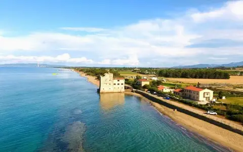 Spiaggia Torre Mozza, Follonica: splendida vista sul mare turchese e la torre storica. Come arrivare: segui la costa.