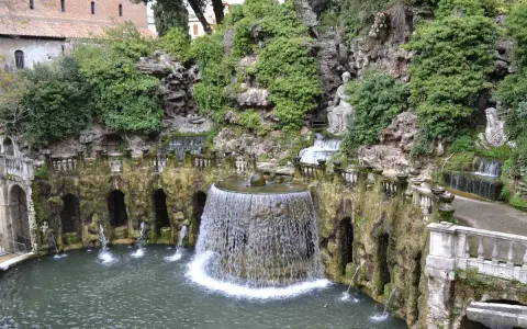 Una gita fuori porta a Roma in inverno: la Fontana dell'Ovato a Villa d'Este, Tivoli, con le sue cascate e statue.