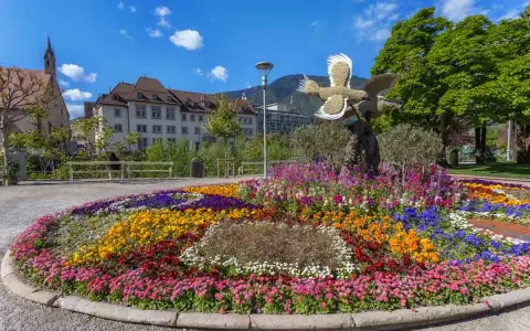 Un tripudio di fiori colorati in un parco di Merano, ideale per scoprire cosa vedere a Merano in un giorno.