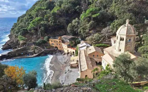 Baia di San Fruttuoso, un gioiello nascosto tra Camogli e Portofino, con il suo monastero millenario e il mare cristallino.