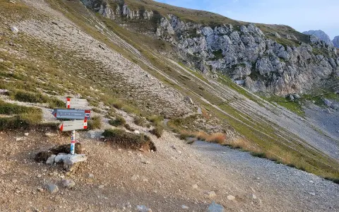 Sentiero della via normale al Corno Grande del Gran Sasso. Cartelli indicatori per Campo Imperatore e altre destinazioni.