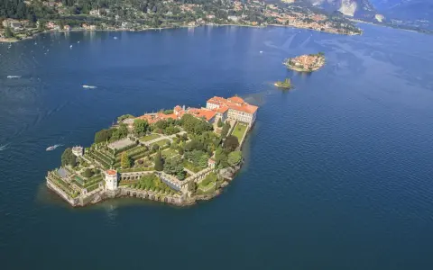 Isola Bella, un gioiello sul lago, con il suo palazzo e giardini terrazzati, è una cosa da vedere assolutamente.