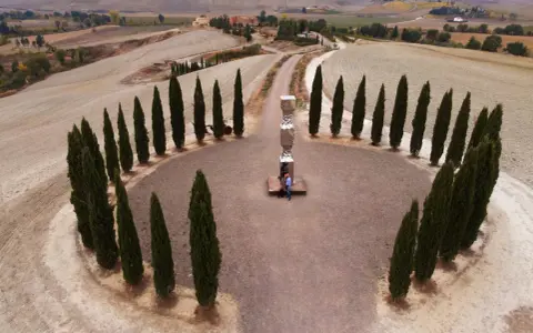 Un'installazione artistica tra cipressi, un assaggio di cosa vedere a Siena e dintorni in 3 giorni.