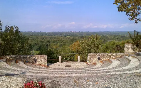 Anfiteatro in pietra con vista panoramica sulla campagna, vicino a via Gaggio Lonate Pozzolo.