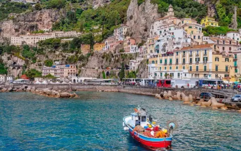 Barche e bus lungo la costa: ecco come visitare la Costiera Amalfitana senza auto, godendosi il mare e i borghi colorati.