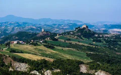 Paesaggio collinare con borghi e torri, ideale per esplorare i sentieri dell'Appennino Tosco Emiliano.