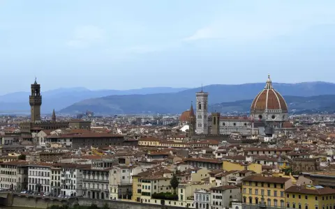Panoramica della capitale della Toscana, Firenze, con il Duomo e Palazzo Vecchio che dominano lo skyline.