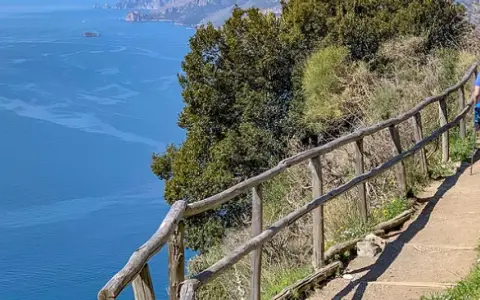 Escursionista sul sentiero degli dei ad Agerola, con vista mozzafiato sul mare blu e le isole.