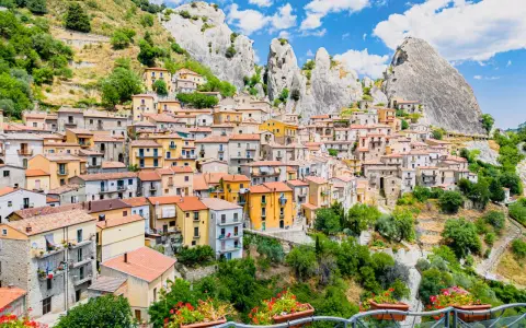 Borghi da visitare in provincia di Potenza: un incantevole paese aggrappato alla roccia, con case colorate e un panorama mozzafiato.